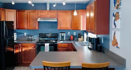 O'Malley View- private unit on quiet street near Campbell Creek greenbelt