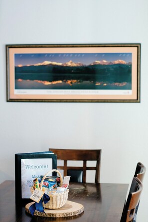 Dining - O'Malley View- private unit on quiet street near Campbell Creek greenbelt (Anchorage)