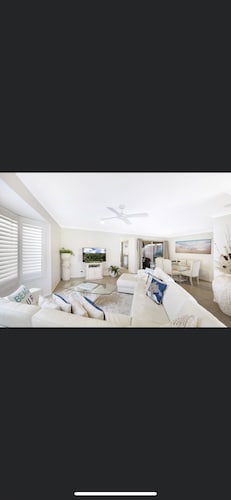Spacious Pet Friendly Home with Private Pool 5mins from Mooloolaba Beach