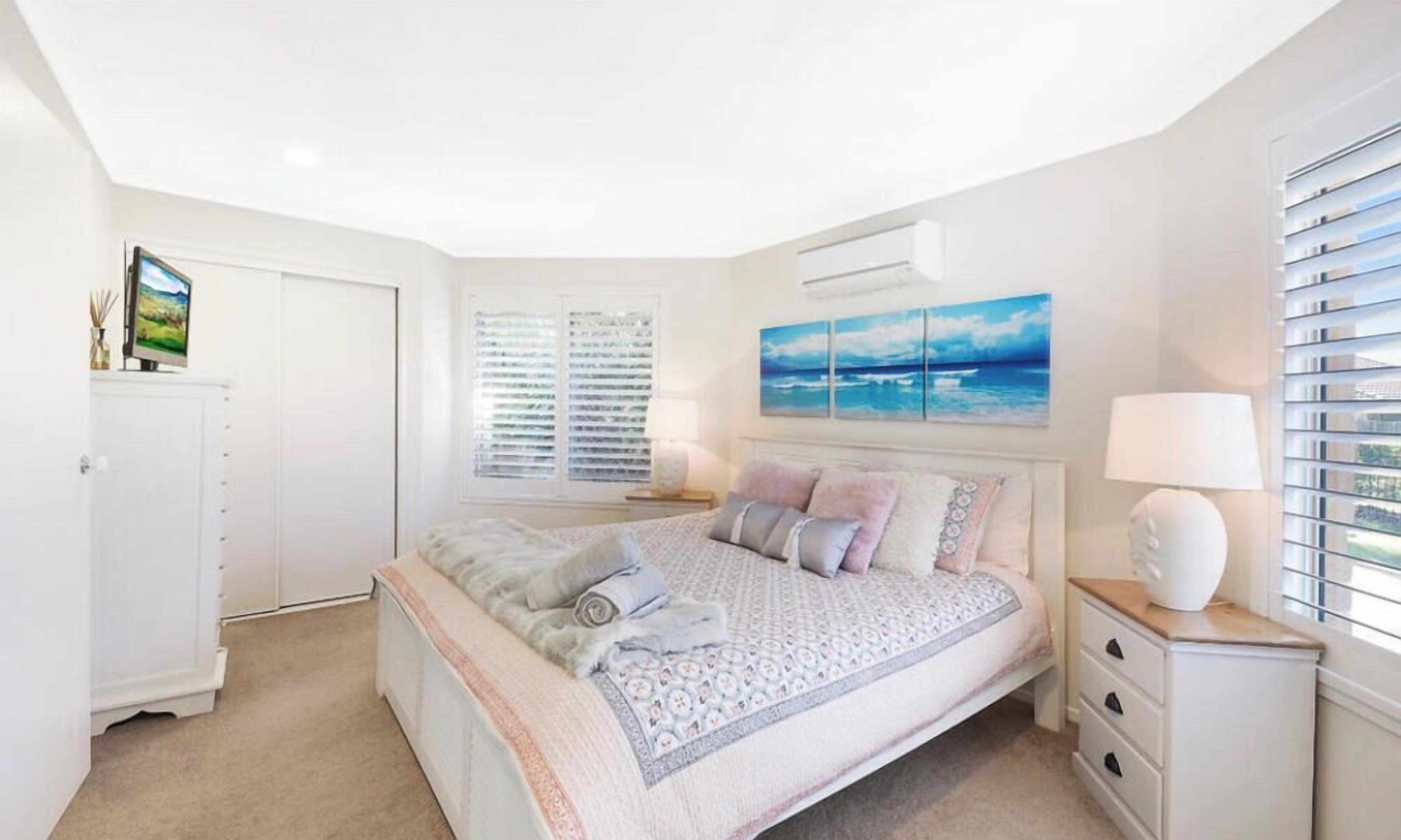 4 chambres, bureau, fer et planche à repasser, lit de bébé portatif