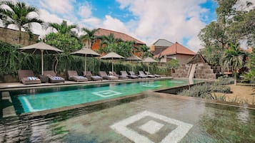 Outdoor pool, pool umbrellas, sun loungers