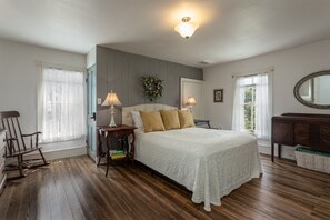 3 chambres, bureau, fer et planche à repasser, lit parapluie