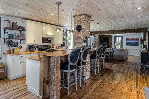 Mountain View’s and near Luray . 360 degrees views of the Blue Ridge. WOW!