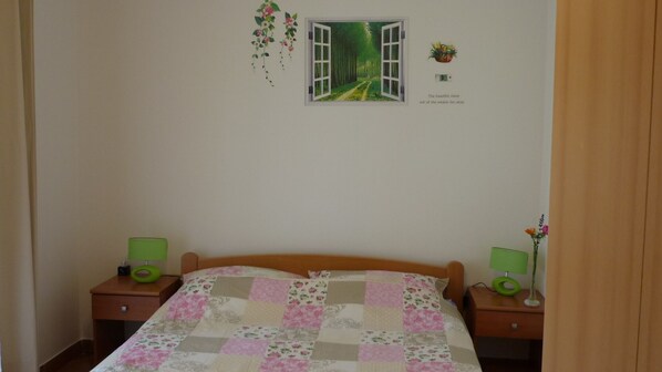 Free WiFi, bed sheets