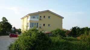 A two-story building with a flat roof, surrounded by greenery. - Apartment Studio A2_Croatia, Istria, Medulin (Medulin)