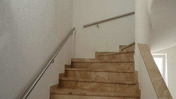 A staircase with a metal handrail and wooden steps. - Apartment Studio A2_Croatia, Istria, Medulin (Medulin)