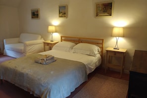 7 slaapkamers, een strijkplank/strijkijzer, reisbedje, gratis wifi