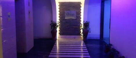 Un pasillo con un letrero que dice "Options Lounge" que lleva a una habitación.