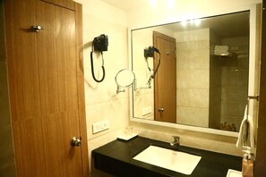 Combined shower/tub, rainfall showerhead, designer toiletries - Castle Inn (Khandwa)