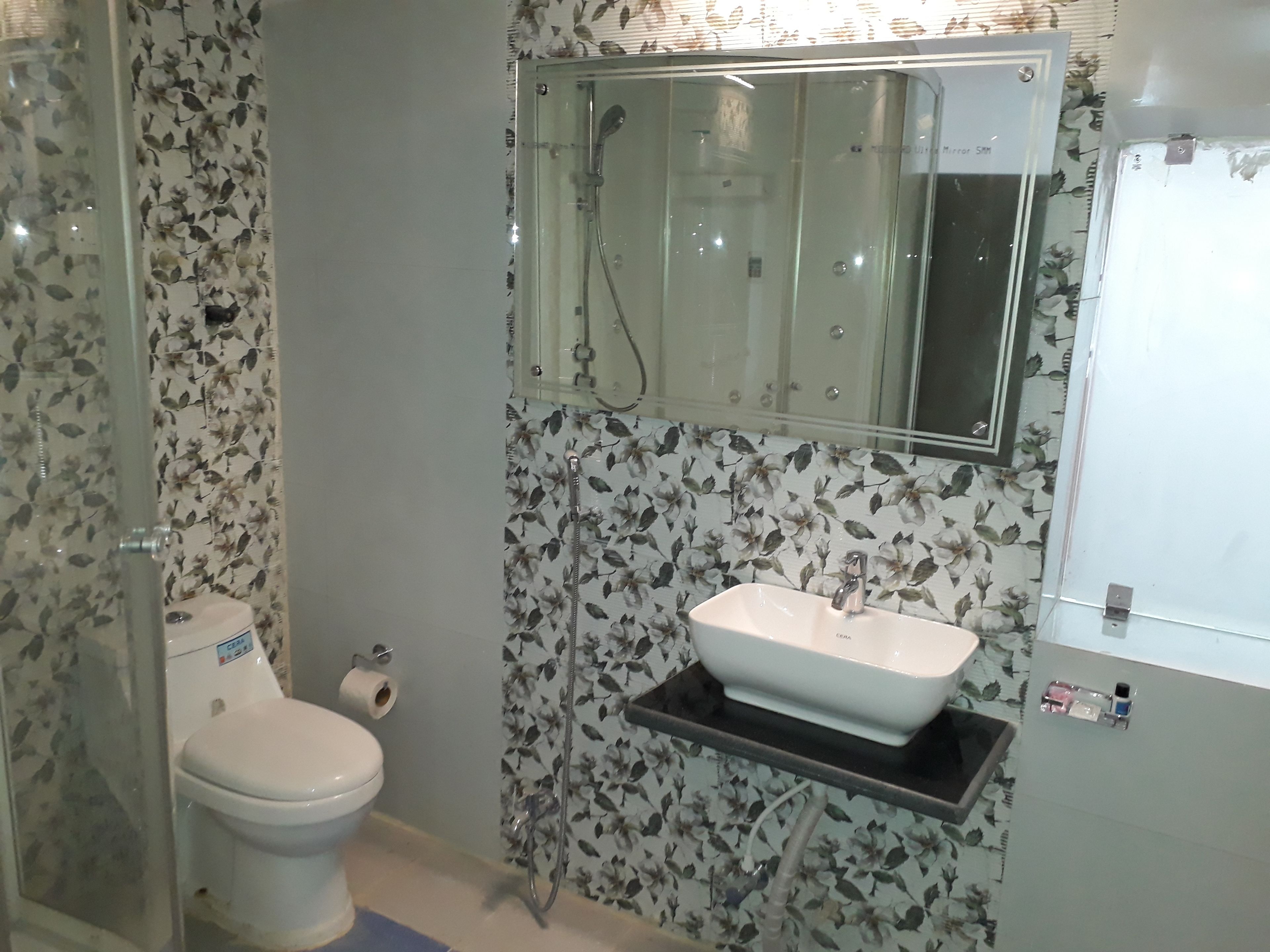 Un baño con inodoro, lavabo y ducha.