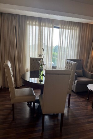 行政開放式套房 | 客廳 | 45 吋LCD 電視連有線電視頻道、電視