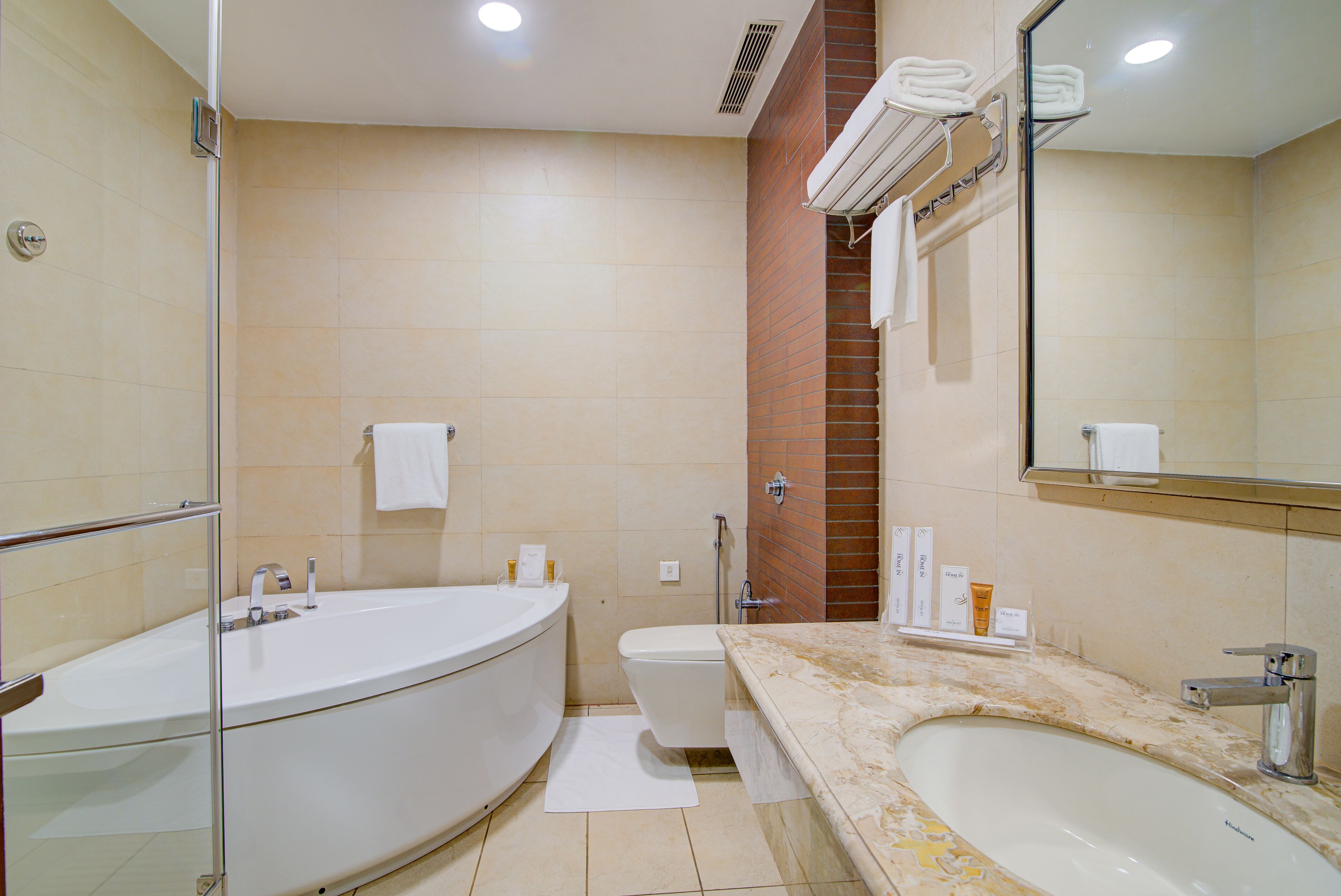 Un baño moderno con bañera, inodoro y lavamanos.