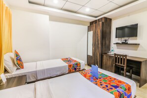 Desk, soundproofing, free WiFi, bed sheets - FabHotel Oakwey Inn (Bengaluru)