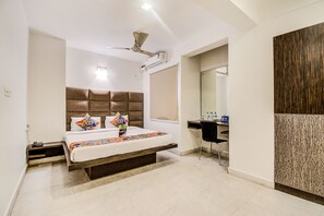 Kamar Premium | Meja kerja, Wi-Fi gratis, dan seprai linen