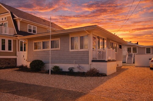 2025 LAVALLETTE Beach Block, Wifi, C- AC, sleeps 9, 2 Baths, 9 Houses to Beach!