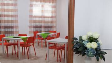 Petit déjeuner complet (5 EUR par personne)