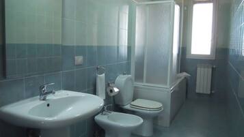 Standard Double Room | Bathroom