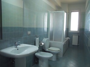 Standard Double Room | Bathroom | Free toiletries, hair dryer, bathrobes, bidet - B&B Mediterraneo (Floridia)