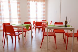 Café da manhã completo todos os dias mediante uma taxa