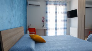 Hypo-allergenic bedding, desk, cribs/infant beds, free WiFi