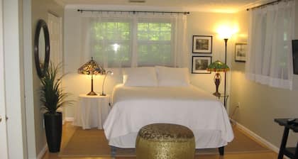 Comfortable. Spacious. Quiet. 3 miles from Dulles Airport.