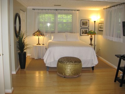 Comfortable. Spacious. Quiet. 3 miles from Dulles Airport. 