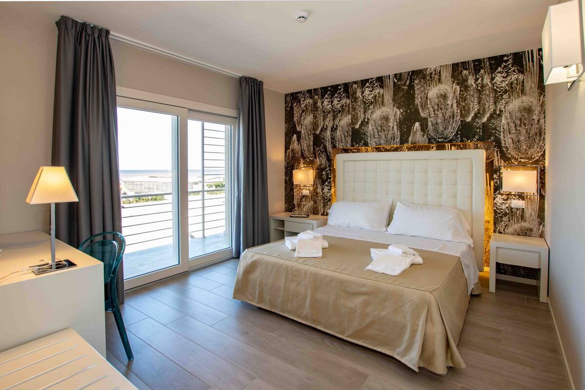 Habitación doble estándar, vista al mar | Minibar, caja de seguridad en la habitación y escritorio
