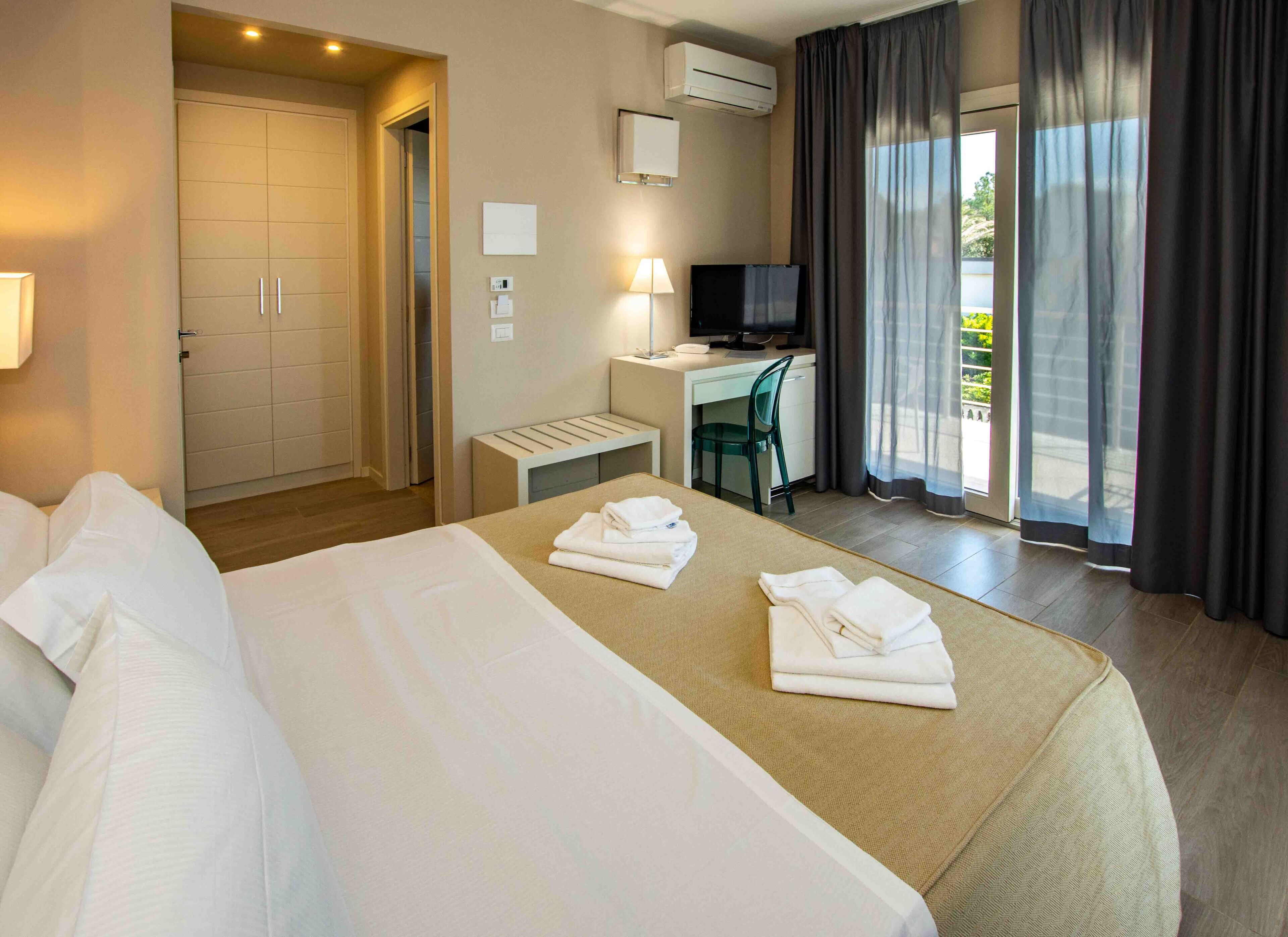 Standard Double Room | Minibar, in-room safe, individually decorated, desk