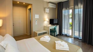 Standard Double Room | Minibar, in-room safe, desk, blackout drapes - Hotel Boutique Carolina (Castagneto Carducci)