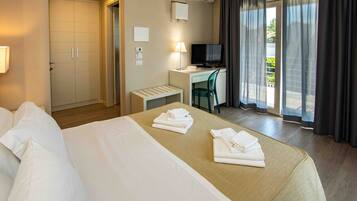 Standard Double Room | Minibar, in-room safe, individually decorated, desk