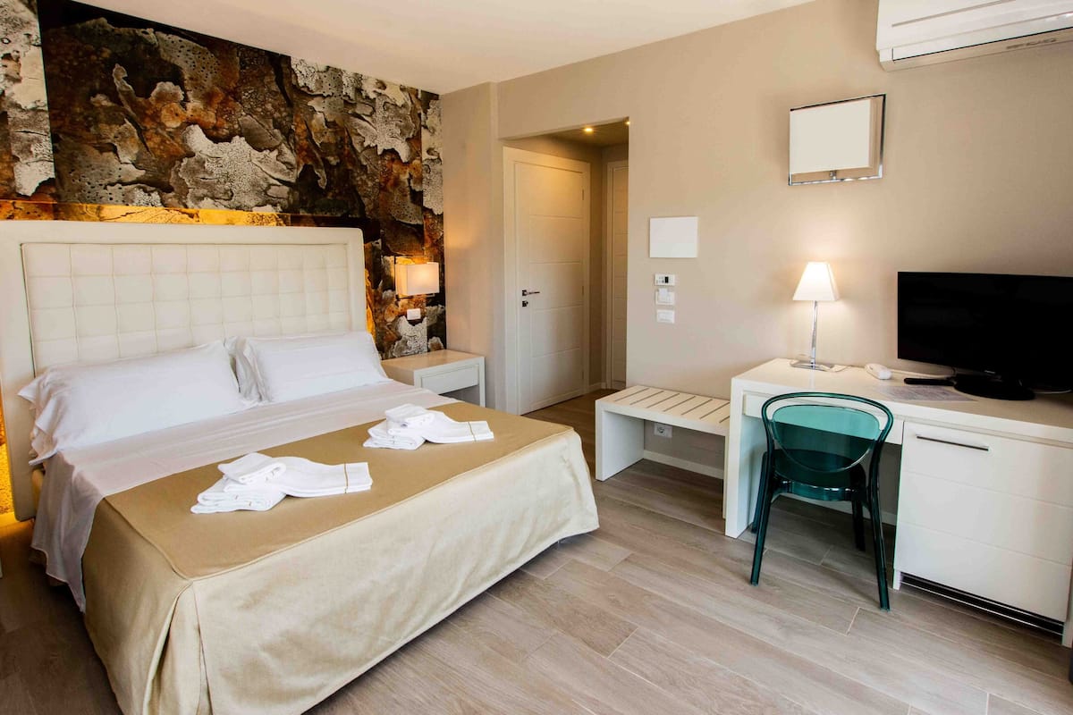 Standard Double Room | Minibar, in-room safe, individually decorated, desk