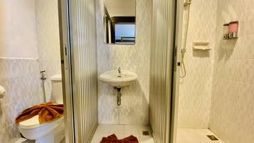 Eenvoudige slaapzaal | Badkamer | Een douche, gratis toiletartikelen, handdoeken