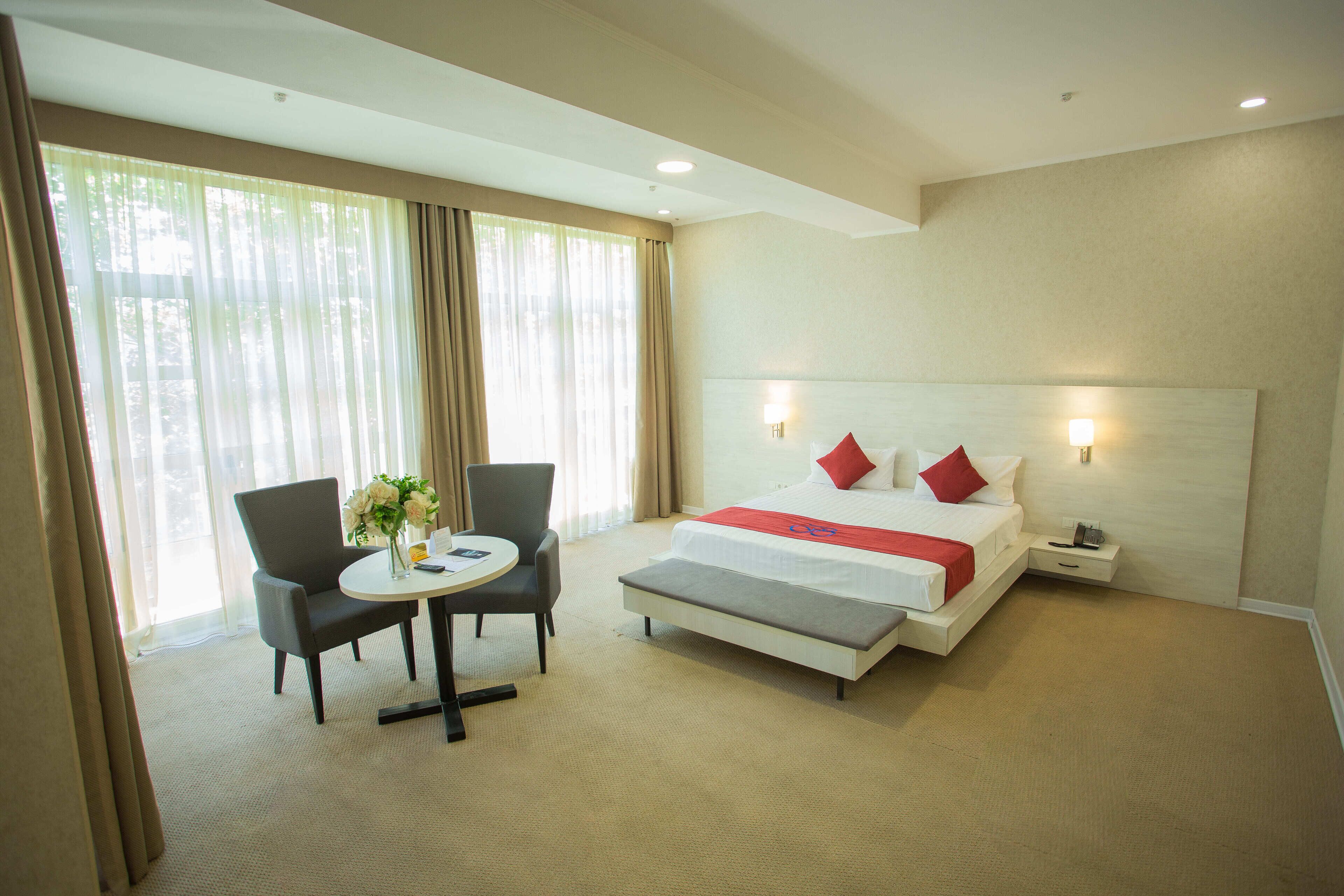 أغطية فراش متميزة وميني بار وخزنة داخل الغرفة ومكتب