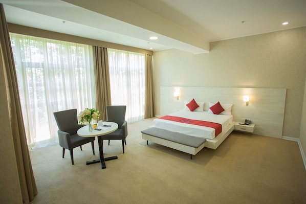 Chambre Junior double, 1 chambre, vue sur la cour intérieure | Literie de qualité, minibar, coffre-fort, bureau