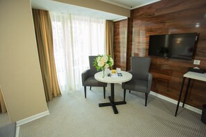 Chambre Standard double | Aire de séjour | Téléviseur à écran plat de 80 cm avec télévision par cùble, téléviseur