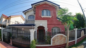 Vista frontal de la propiedad