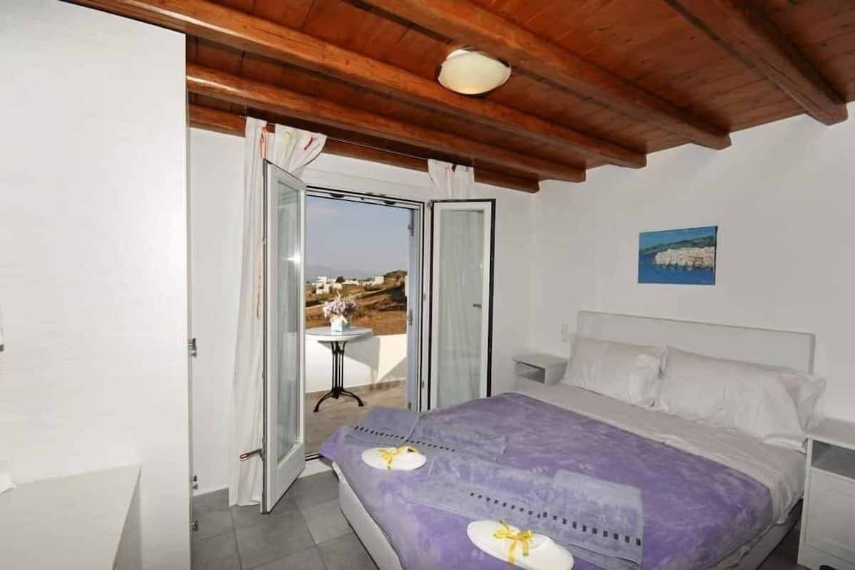 Premium bedding, in-room safe, individually decorated, soundproofing