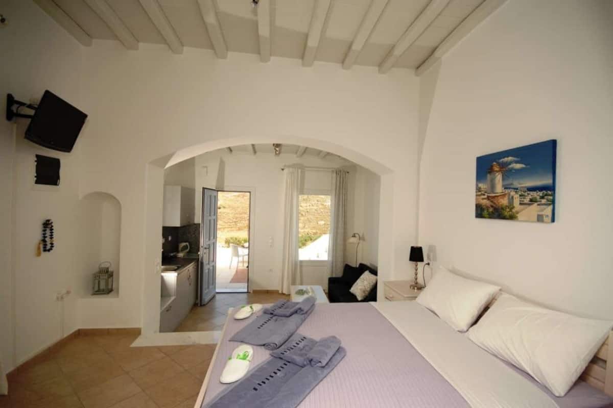 Premium bedding, in-room safe, individually decorated, soundproofing