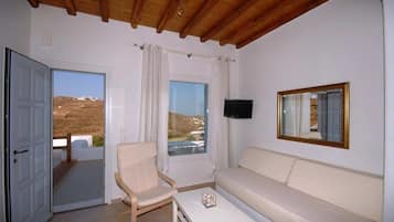 Apartment, Meerblick (3 Adults) | Wohnzimmer | 20-Zoll-Flachbildfernseher mit Digitalempfang, Fernseher