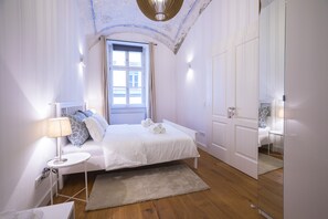 1 Schlafzimmer, Schreibtisch, schallisolierte Zimmer