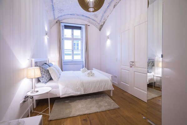 1 Schlafzimmer, Schreibtisch, schallisolierte Zimmer