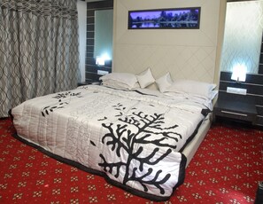 Cribs/infant beds, rollaway beds, free WiFi - Aditi Hotel (Vadodara)