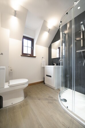 Ensemble douche/baignoire, articles de toilette gratuits, sèche-cheveux