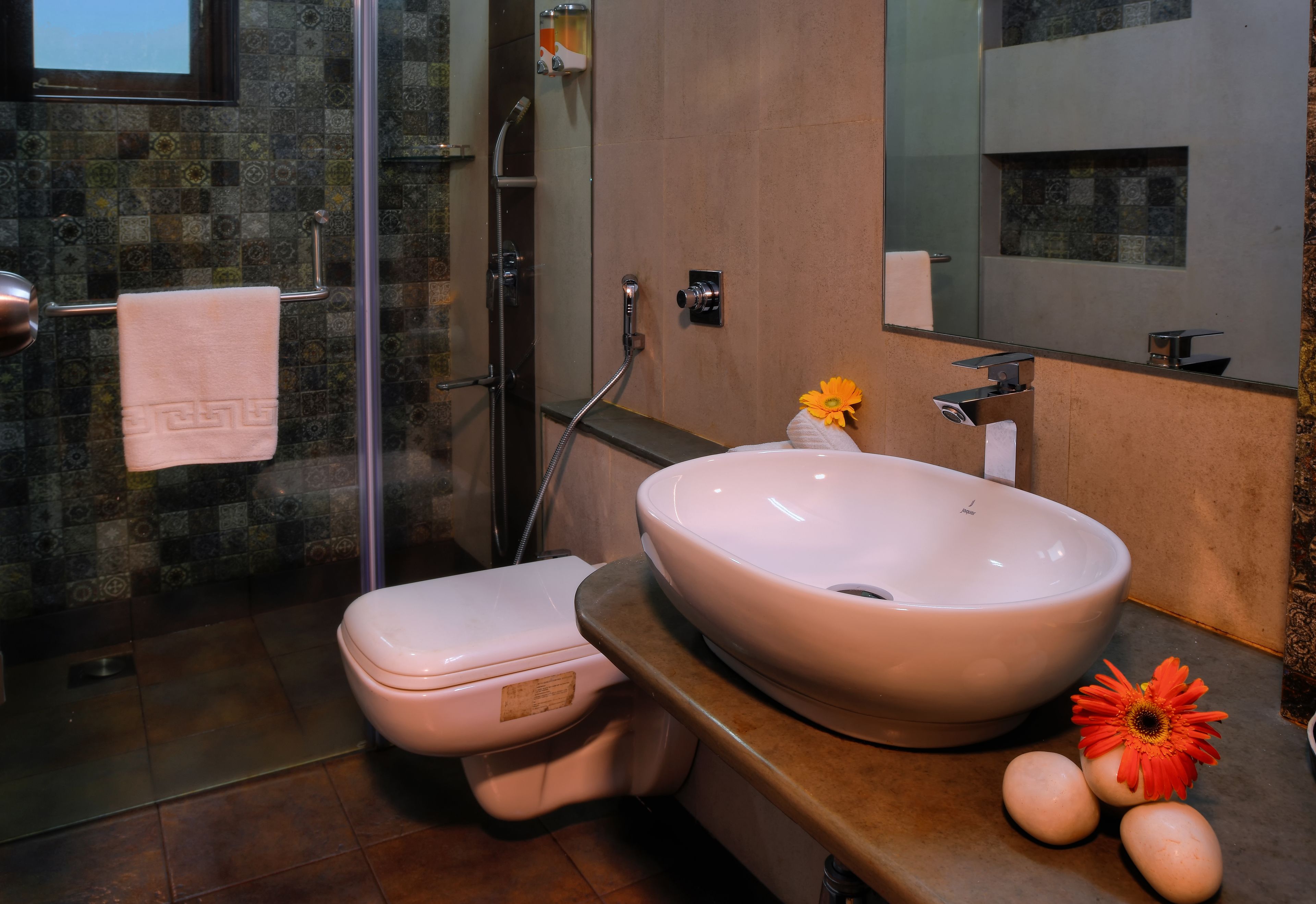 Un baño con inodoro, lavabo y ducha.