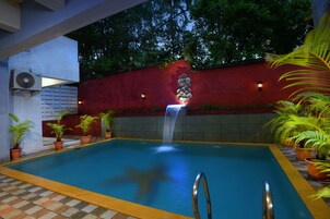Una piscina al aire libre