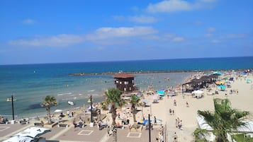 Una spiaggia nelle vicinanze, pesca