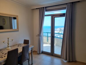 Appartement, 2 slaapkamers, uitzicht op zee | Lakens van Egyptisch katoen, luxe beddengoed, donsdekens, een minibar