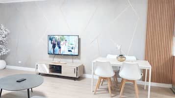 Apartment, 2 Schlafzimmer | Wohnbereich | Flachbildfernseher