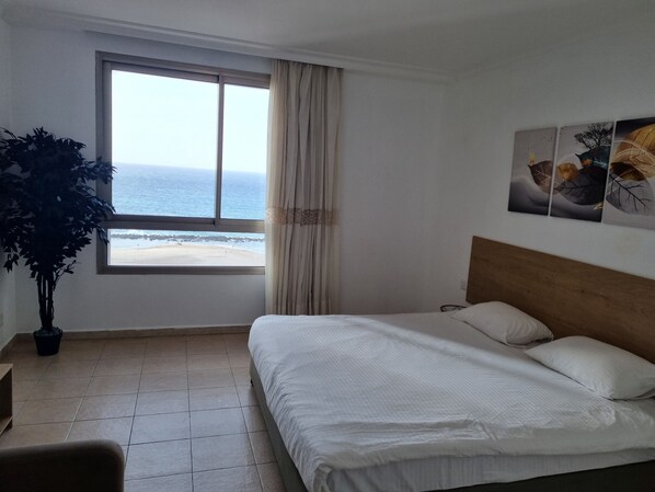 Grand Studio, Sea View | Egyptian cotton sheets, premium bedding, down comforters, minibar - Sea Tower (Haifa)