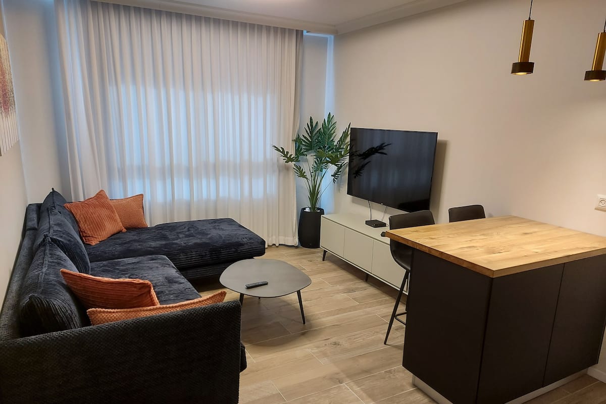 Klassiek appartement, 1 slaapkamer, uitzicht op zee | Woonruimte | Een flatscreentelevisie